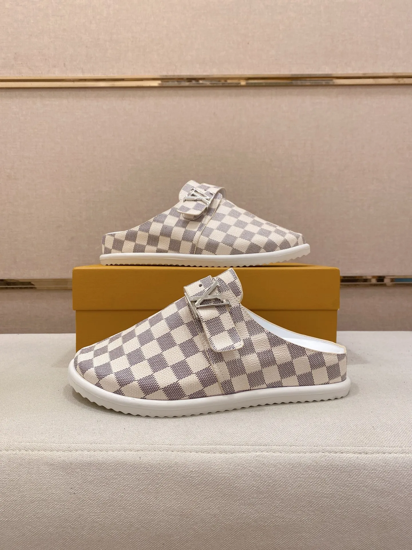 Men's shoes 💰: 360💰Made by LV🔍Top purchasing agents, men's spring and summer slippers are synchronized in the counters. The uppers are made of imported materials from Italy with logo graphics and high-quality craftsmanship. The soles: original soles specially provided by the original factory. The exclusive movable molded soles are super comfortable. Original goods follow the order, 🔍🔍high quality, you can enter and exit the counter at will. Welcome to compare, code number 38-44.